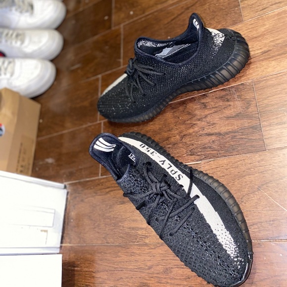 Oreo Yeezy 350 V2 - Picture 5 of 8
